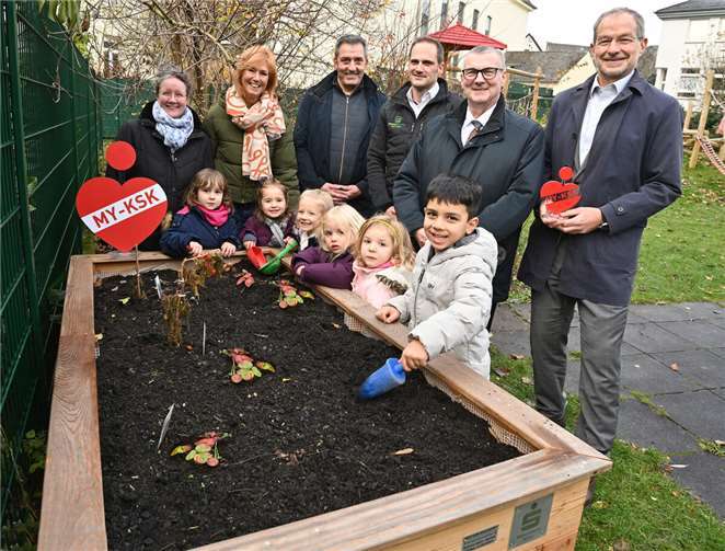 Freuen sich über des neue Hochbeet der ev. Kit Regenbogenland in Mayen im Rahmen des Kreisprojektes „Mehr als nur grün“. Von links: die evangelische Pfarrerin Metje Steinau, Kita-Leiterin Britta Feschenberg, Werner Schneider von Komm-Aktiv GmbH, Björn Schladt von Presto Humus, Landrat Dr. Alexander Saftig und Michael Kaltz als stv. Vorstandsmitglied der KSK Mayen.  Foto: KSK Mayen/ Ralph Künzel