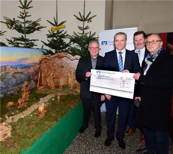 Freuen sich über die 3.000 Euro-Spende der Bürgerstiftung der Volksbank RheinAhrEifel für eine neue Weihnachtskrippe der Kirchengemeinde St. Georg in Urmitz: Pastor Thomas Gerber, Jürgen Jung, Direktor des Regionalmarktes KoblenzMittelrheinMosel, Dietmar Kalt, Leiter der Filiale Urmitz sowie Willi Wilhelmi vom Verwaltungsrat der Kirchengemeinde (v.l.n.r.). Foto: Udo Stanzlawski