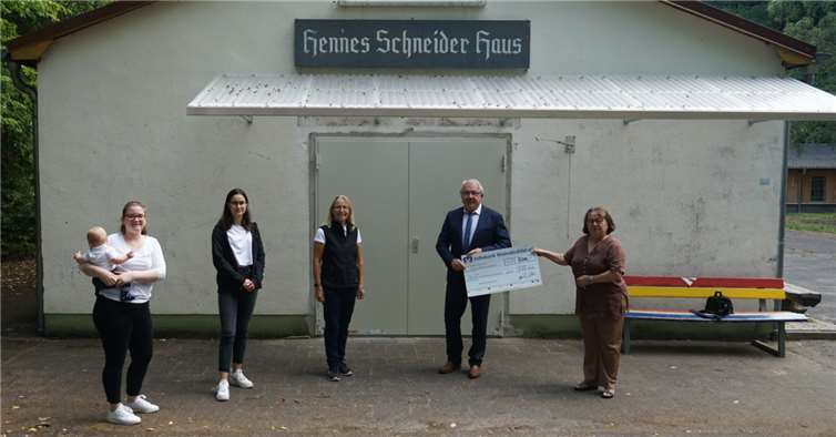 Freuen sich über die 500 Euro-Spende der Volksbank RheinAhrEifel für die Jugendfreizeiten der AWO Sinzig: Lisa Ody, Zana Mehmeti, Heike Ody, Heinz Engels, Leiter der Filiale Sinzig der Volksbank und Lill Brückmann (v.l.n.r.). Foto: AWO Ortsverein Sinzig