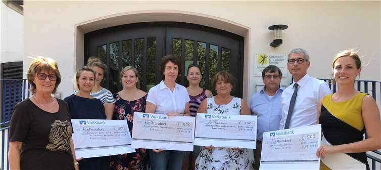 Freuen sich über die 500 Euro-Spenden der Karl und Maria Winkelhaus-Stiftung (v.l.n.r.): Christel Rippoll (Vertreterin der Stiftung), Elena Schmitz, Ann-Katharina Fernades da Costa und Janina Porz (Förderverein der Kita St. Johannes der Täufer Brohl-Lützing), Lore Stark (Kindergarten Regenbogen Bad Breisig), Yvonne Fuchs (Förderverein Kita St. Johannes der Täufer), Kornelia Kehr-Schmitz (Kindergarten Spatzennest Brohl-Lützing), Dr. Peter Porz und Sascha Monschauer (Vertreter der Stiftung) sowie Tatjana Massion (Leo Stausberg Schule in Brohl-Lützing). privat