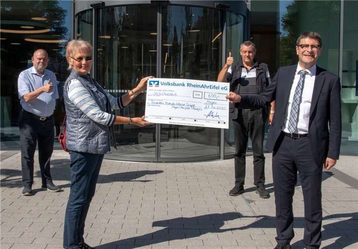 Freuen sich über die 600 Euro-Spende für den Förderverein der Multiple Sklerose Gruppe Mayen/Maifeld/Mendig: Karl-Heinz Höfer, 1. Vorsitzender, Geschäftsführerin Catharina Paulissen, Kassenwart Johannes Paulissen und Oliver Engels, Direktor des Regionalmarktes MayenRhein bei der Volksbank RheinAhrEifel (v.l.n.r.). Foto: Peter Seydel