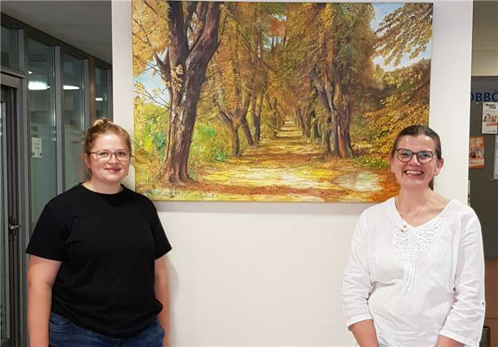 Freuen sich über die Ausstellung von Werner Heise in der Volksbank RheinAhrEifel in Adenau: (v.l.) Anne Heise, Tochter des Künstlers, und Ehefrau Cordula Heise. Foto: Privat