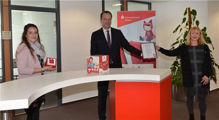 Freuen sich über die Auszeichnung „David 2021 – Sonderedition Corona“, aufgrund derer die KSK Mayen nun zum Deutschen Engagementpreis nominiert ist: Stephanie Kill vom Vorstandssekretariat (links) KSK-Vorstandsmitglied Christoph Weitzel (Mitte) und Michaela Schneider, bei der KSK zuständig für den Jugendmarkt. Foto: KSK Mayen/ Judith Sauerborn