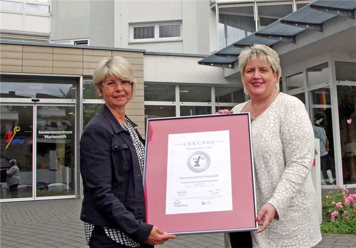 Freuen sich über die Auszeichnung: Pflegedienstleiterin Ursula Schlöffel und Geschäftsführerin Cornelia Kaltenborn. privat