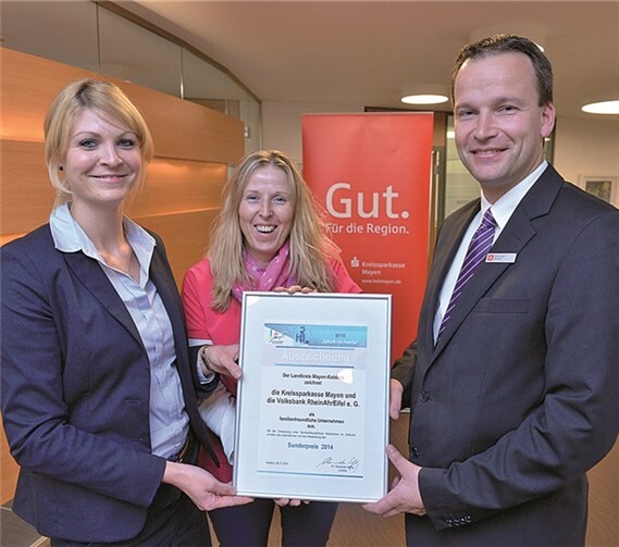 Freuen sich über die Auszeichnung: Sabine Barth aus dem Bereich Personalmanagement der KSK, Anne Püsch KSK-Personalratsvorsitzende sowie Vorstandsmitglied Christoph Weitzel. KSK Mayen