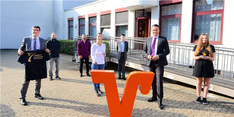 Freuen sich über die Auszeichnung „Sterne des Sports“ in Bronze: Oliver Engels, Direktor des Regionalmarktes MayenRhein bei der Volksbank RheinAhrEifel, Lee Roy Manea, Khaled Abo Alloul, Melanie Skora und Nils Weber (alle Manu’s Taekwondo), Angelo Breiing, Leiter der Geschäftsstelle Andernach der Volksbank und Tamara Haas, ebenfalls Manu’s Taekwondo (v.l.n.r.). Foto: Udo Stanzlawski