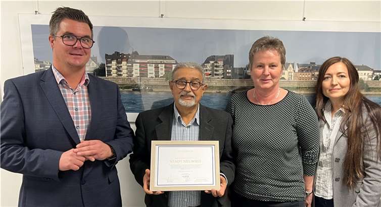 Freuen sich über die Auszeichnung des Migrations- und Integrationsbeirates der Stadt Neuwied (von links): Bürgermeister Peter Jung, Beiratsvorsitzender Raffale Zampella, Sozialamtsleiterin Regina Berger und Integrationsbeauftragte Dilorom Jacka. Foto: Stadt Neuwied
