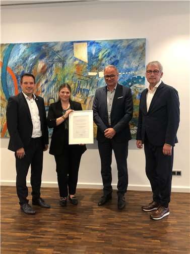 Freuen sich über die Auszeichnung durch Lisa Maria Kaulen der DZ Bank: Thomas Klassmann (links), Direktor Regionalmarkt Eifel, Thomas Kloft, Bereichsleiter Bauen und Wohnen und Sascha Monschauer, Vorstandsvorsitzender der VR Bank RheinAhrEifel eG.  Foto: Klaus Müller/VR Bank RheinAhrEifel