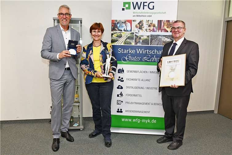 Freuen sich über die Auszeichnung durch die Oskar-Patzelt-Stiftung (von rechts): Landrat Dr. Alexander Saftig, WFG-Prokuristin Rita Emde und WFG-Geschäftsführer Henning Schröder. Foto: Kreisverwaltung Mayen-Koblenz