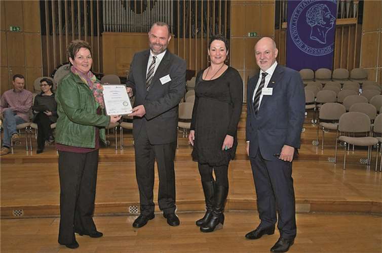 Freuen sich über die Auszeichnung mit dem MRE-Qualitätssiegel (v.l.n.r.): Edith Burggraaff, Dr. Voss, Sr. Patricia Scherer, Prof. Dr. Exner. privat
