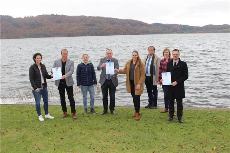 Freuen sich über die Auszeichnung zum Lieblingssee in RLP 2021: Bürgermeister und Mitarbeiter des Zweckverbandes Ferienregion Laacher See, Kloster und Campingplatz Maria Laach. Foto: privat