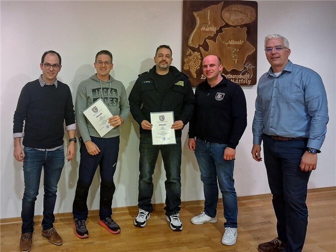 Freuen sich über die Beförderung: Pierre Sebastian (FFW Dernau, 2 v. li.) und Andreas Münster (FFW Kalenborn, Mitte) wurden von Bürgermeister Dominik Gieler (re.) in Gegenwart von Wehrleiter Florian Ulrich (li.) und seinem Stellvertreter Dirk Riske (2. v. re.) zum Oberbrandmeister befördert.  Fotos: Niklas Koll / VG Altenahr)