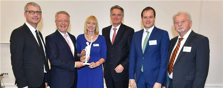 Freuen sich über die Ehrung zum Großen Preis des Mittelstandes bei der IHK Koblenz (von links): Sascha Monschauer, Vorstandsmitglied der Volksbank RheinAhrEifel, Elmar Schmitz, Vorstandsvorsitzender der Volksbank RheinAhrEifel, Susanne Szczesny-Oßing, Präsidentin der IHK Koblenz, Uwe Fröhlich, künftiger Vorstand der DZ Bank AG, Markus Müller, Vorstandsmitglied der Volksbank RheinAhrEifel, sowie Ewald A. Hoppen, Mitglied der Jury der Oskar-Patzelt-Stiftung. Peter Seydel/Volksbank