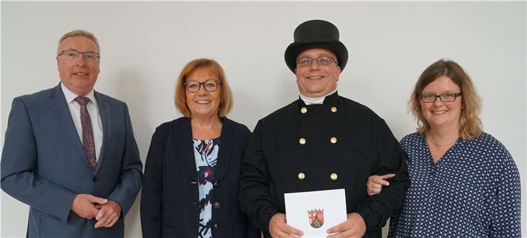 Freuen sich über die Ernennung (v.l.): Kreisbeigeordneter Bernd Schuwerack, ADD-Abteilungsdirektorin Birgit Falk, Markus Thomas mit seiner Frau.Foto: ADD