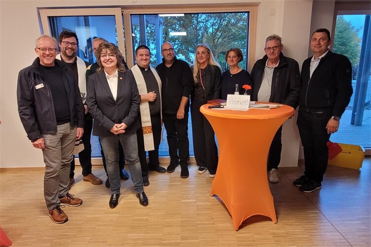 Freuen sich über die Eröffnung der modernisierten und erweiterten Kita Himmelfeld: Stadtbürgermeisterin Melanie Leicher (3.v.l.), Kita-Leiterin Andrea Fuß (4.v.r.) und die Gäste der Einweihungsfeier.