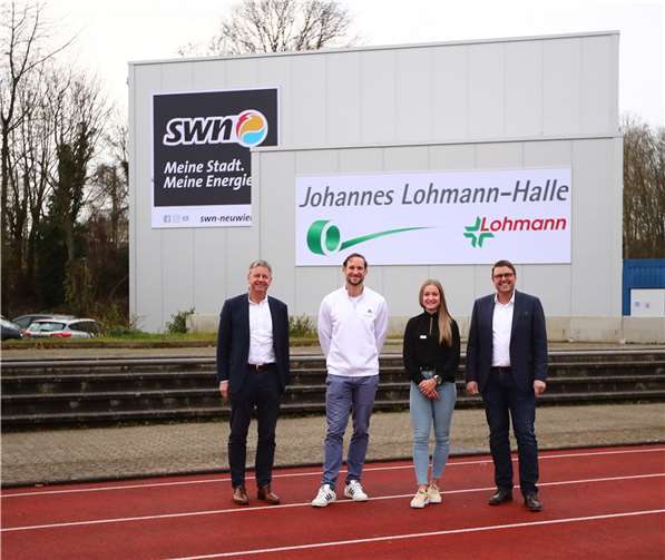 Freuen sich über die Eröffnung der neuen Leichtathletik-Trainingshalle in Neuwied, von links: Dr. Jörg Pohlman, Geschäftsführer der Lohmann GmbH und Co. KG, die erfolgreichen LG-Athleten Kai Kazmirek und Sophia Junk sowie Bauherr Alexander Merl. Foto: LG Rhein-Wied