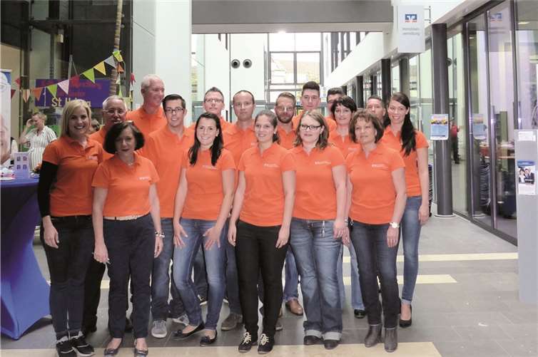 Freuen sich über die Fertigstellung der Hauptstelle, Mitarbeiter genießen das helle und großzügige Ambiente. -WM-