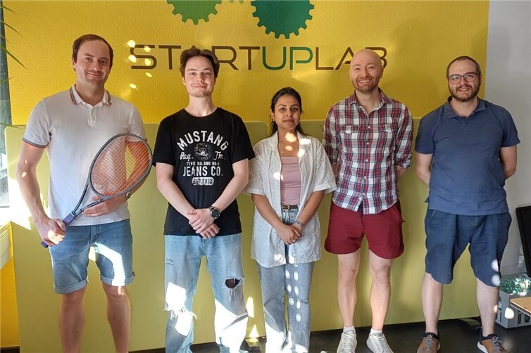 Freuen sich über die Förderung: Die drei neuen Kickstarter Sascha Dietrich, Dominik Eidt und Ruchika Kumari (nicht auf dem Bild: Zunaira Tahir). Außerdem: Konstantin Schneider und Heinrich Tost aus dem StartUpLab-Team (v.li.n.re.). 