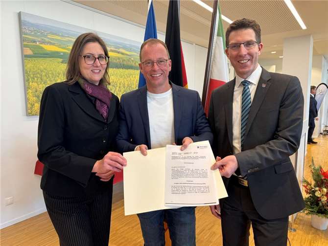 Freuen sich über die Förderung der Zusammenarbeit über kommunale Grenzen hinweg (von links): Kathrin Laymann, Bürgermeisterin VG Rhein-Mosel, Jörg Lempertz, Bürgermeister VG Mendig, und Sebastian Busch, Bürgermeister VG Pellenz.  Foto: VG-Verwaltung Mendig