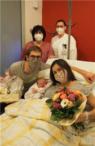 Freuen sich über die Geburt des Neujahrsbabys Johanna Mary: Hebamme Elisabeth Geisbüsch (links hinten) und Ärztin Dr. Anna Frackenpohl mit der jungen Familie.Foto: privat