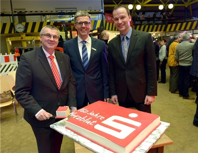 Freuen sich über die Geburtstagstorte zum 160-jährigen bestehen: v.l.: Landrat Dr. Alexander Saftig, Vorstandsvorsitzender Karl-Josef Esch und Vorstandsmitglied Christoph Weitzel.KSK