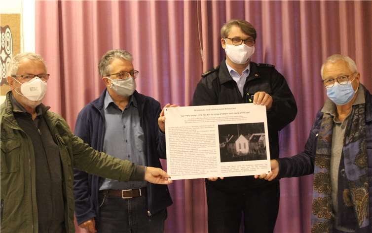 Freuen sich über die Gedenkafel: Die Initiatoren Hans-Peter Schladt (li.) und Frank Hachemer (2. v.re.), der auch die Rolle der Feuerwehr bei den Brandzerstörung kritisch hinterfragt, mit Pfarrer Jochen Trauthig von der evangelischen Kirchengemeinde Oberbieber (2. v.li.) und Kantor Dr. Jürgen Ries. Foto: J. Hachemer