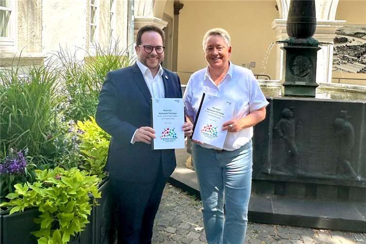 Freuen sich über die Gründung des Netzwerkes Teilhabe, Erster Kreisbeigeordneter LK MYK Pascal Badziong und Bürgermeisterin Ulrike Mohrs. Foto: Stadt Koblenz/Susan Krause