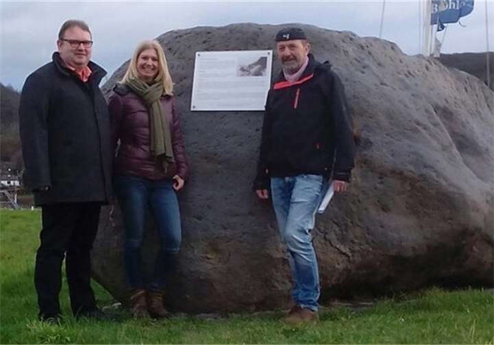 Freuen sich über die Infotafel am Findling: Bianca Kömling (Leiterin des Außenbezirks Brohl des Wasser- und Schifffahrtsamtes), Ortsbürgermeister Michael R. Schäfer und der Vorsitzende des Brohler Kulturvereins Helmut Rosenbaum.Privat
