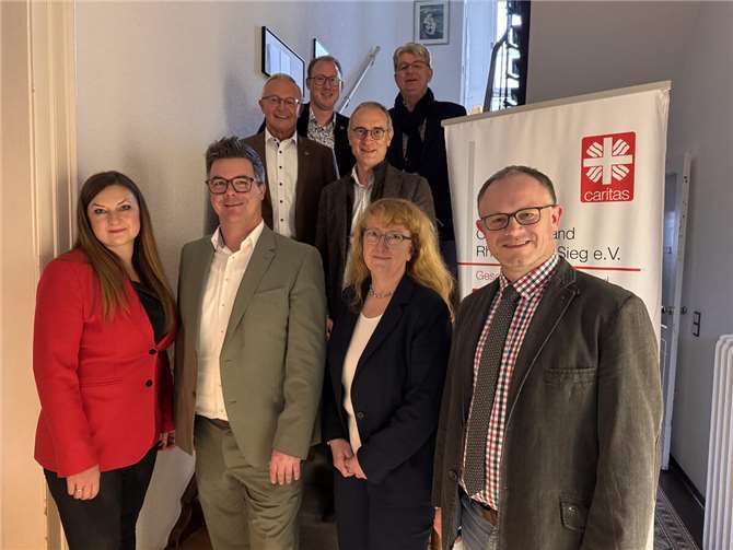 Freuen sich über die Landesförderung: Olga Scott (links unten) und Ulrike Proft (2. von rechts) vom Caritasverband, Bürgermeister Peter Jung (2. von links), Oberbürgermeister Jan Einig (unten rechts), Landrat Achim Hallerbach (Mitte links), Theo Krayer, Geschäftsführer Jobcenter Neuwied (Mitte rechts), Beigeordneter Ralf Seemann (oben rechts) und 1. Kreisbeigeordneter Philipp Rasbach (oben links).  Foto: Melanie Lange