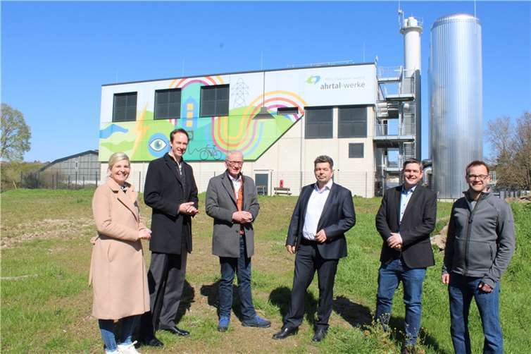 Freuen sich über die Metamorphose aus Kunst und ökologischer Energieerzeugung Dominik Neswadba (Geschäftsführer Ahrtal-Werke, Zweiter von links), Bürgermeister Guido Orthen (Dritter von links), Thomas Hoppenz (Geschäftsführer Ahrtal-Werke, Dritter von rechts) sowie Vertreter der Firma „Marketingflotte“. @Pr