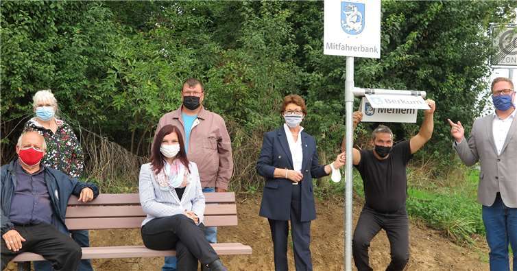 Freuen sich über die Mitfahrerbank: Bürgermeisterin R. Offergeld (3.v.r.), Beigeordneter S. Christian (re.), V. Beyer (3.v.li.) mit Vertretern der Ortsvertretung und des Ortsvereins.Foto: Gemeinde Wachtberg/mm