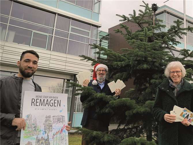 Freuen sich über die Postkarten für die älteren Mitbürgerinnen und Mitbürger in Remagen: Manoel Ferreira, Dr. Laurent Borgmann, Mechthild Haase, Sarah Krajewski am RheinAhrCampus, Remagen (v. l. n. r.). Foto: Barbakadze, RheinAhrCampus