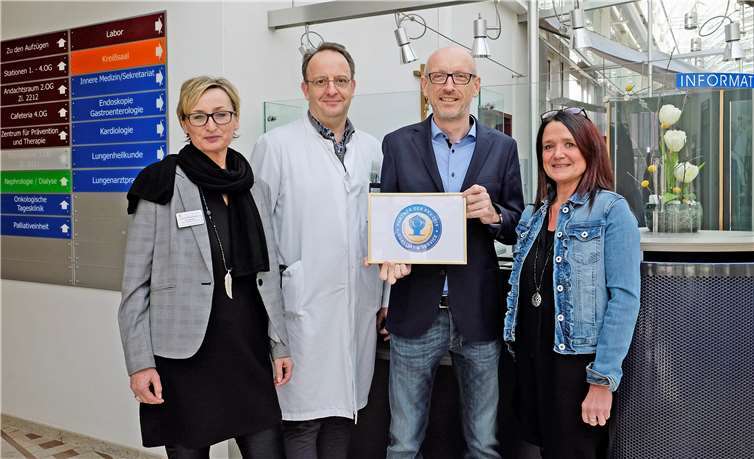 Freuen sich über die Qualitätsauszeichnung (v.li.n.re.): Esther Hecker (Leitung Medizincontrolling), Dr. Thomas Dyong, Prokurist Jürgen Schmidt und Monika Scherer (Medizincontrolling). Foto: privat
