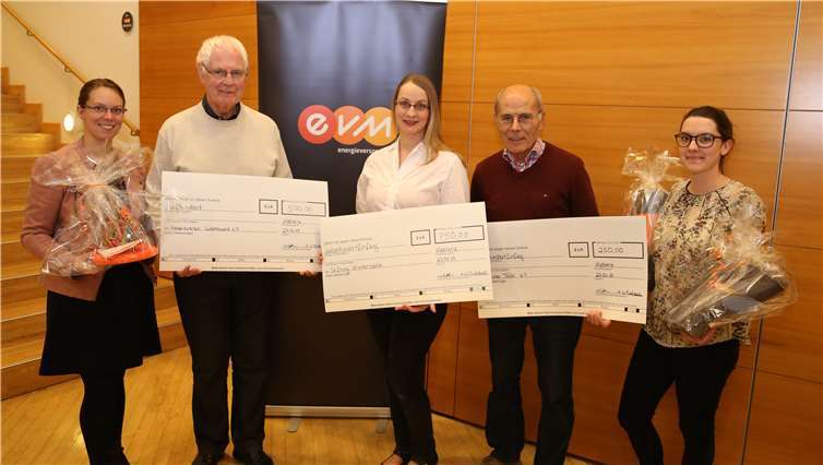 Freuen sich über die Spende: Heinz-Peter Rüffin, Hospizverein Westerwald, Madita Klein, Stiftung Kinderseelen, und Bernd Liebler, Dauner Tafel, nehmen den Spendenbetrag von Nina Baldus und Hanna Jahnen, evm, entgegen. Foto: evm