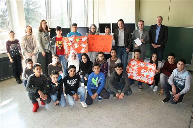 Freuen sich über die Spende: Schulleiter Gerhard Müller, Peter Fütterer (Süwag), Johannes Schardt (Süwag), Sabine Brost, Nadine Verbre-Burtscheid, Jennifer Weber (alle Realschule plus) mit den Kindern. privat