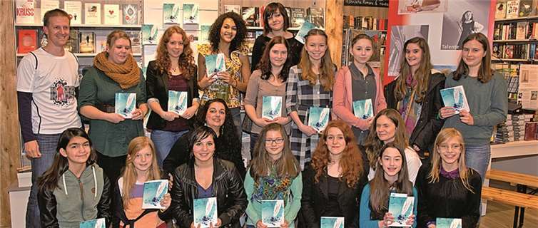 Freuen sich über die Spende: Untere Reihe von links: Jana Becker, Johanna Schönig, Karima Apel, Anna Martin, Julia Fourate, Ariane Klar, Esther Engel. Mitte von links: Anuschka Weyand, Andrea Petry. Obere Reihe von links: Carsten Renner, Larissa Stauber, Laura Andre, Victorine Buchholz, Sarah Georg, Meike Schäfer, Katharina Stein, Lena Wachtendorf, Lioba Anna Balk, Rahel Handschuh. Dietmar Guth