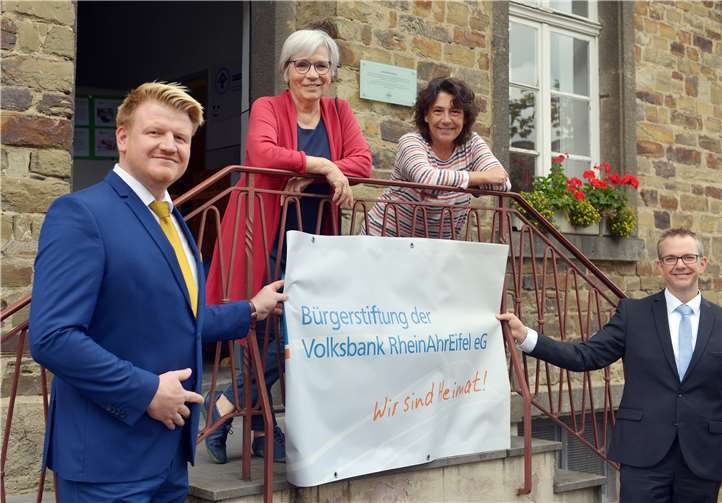 Freuen sich über die Spende der Bürgerstiftung der Volksbank RheinAhrEifel eG zwecks Sanierung der Räume des Deutschen Kinderschutzbunds in Bad Breisig: Dirk Hedrich, Teamleiter bei der Volksbank RheinAhrEifel, Karin Drewlani, Ulrike Ring-Scheel (beide Deutscher Kinderschutzbund) sowie Jörg Girolstein, Leiter der Filiale Bad Breisig der Volksbank.Foto: Hans-Jürgen Vollrath