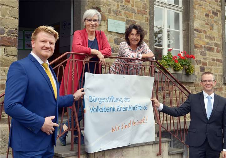 Freuen sich über die Spende der Bürgerstiftung der Volksbank RheinAhrEifel eG zwecks Sanierung der Räume des Deutschen Kinderschutzbunds in Bad Breisig: Dirk Hedrich, Teamleiter bei der Volksbank RheinAhrEifel, Karin Drewlani, Ulrike Ring-Scheel (beide Deutscher Kinderschutzbund) sowie Jörg Girolstein, Leiter der Filiale Bad Breisig der Volksbank. Foto: Hans-Jürgen Vollrath