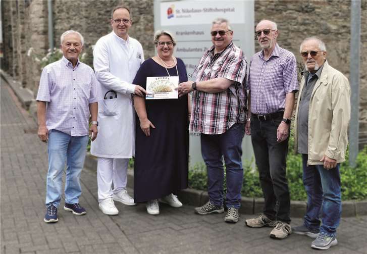 Häcker 60Plus spenden für Palliativstation  Freuen sich über die Spende der Häcker60Plus: Geschäftsführerin Cornelia Kaltenborn und der Ärztliche Leiter Palliativmedizin Dr. Thomas Dyong - umringt von den ehrenamtlich tätigen Digitallotsen. Foto: St. Nikolaus-Stiftshospital/Petra Dettmer