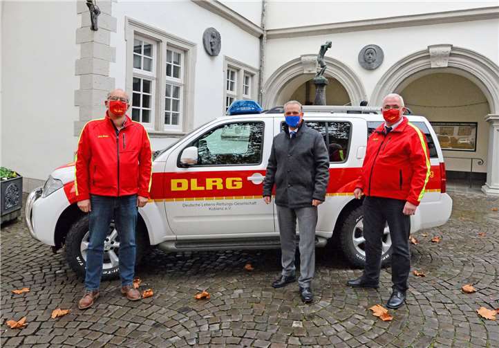 Freuen sich über die Spende der Volksbank RheinAhrEifel eG an die DLRG Koblenz: Peter Theisen, stv. Vorsitzender der DLRG Koblenz, Jürgen Jung, Direktor Regionalmarkt KoblenzMittelrheinMosel bei der Volksbank und Bernd Kasper, Vorsitzender der DLRG Koblenz (v.l.n.r.). Foto: Udo Stanzlawski