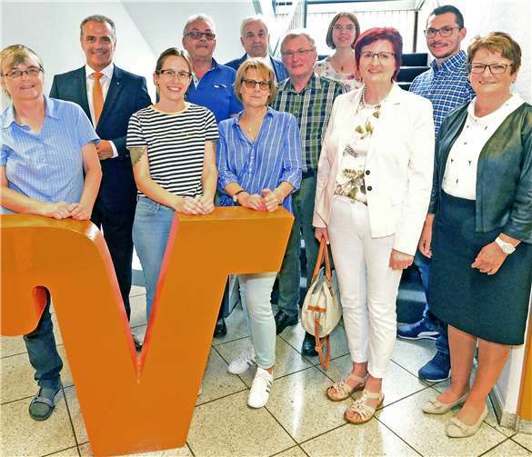 Freuen sich über die Spende des Erlöses von der Auflösung des Warenlagers der Volksbank RheinAhrEifel in Kärlich: Vertreter der Kindertagesstätten in Mülheim-Kärlich und deren Fördervereine, Martina und Hans Peter Ihrlich vom Verein „Leben ohne Dich“, Jürgen Jung, Direktor Regionalmarkt KoblenzMittelrheinMosel (2.v.l.), Karl Mohr, Direktor des Regionalmarktes MittelrheinMosel (Mitte hinten) sowie Teamleiterin Karin Mombaur (rechts). Foto: Udo Stanzlawski