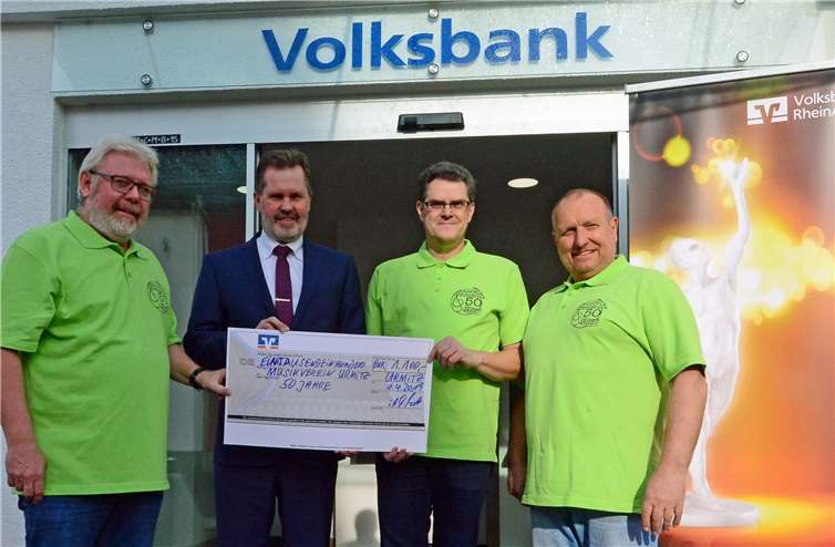 Freuen sich über die Spende (v.l.): Klaus-Richard Both vom Musikverein, Dietmar Kalt, Leiter der Filiale Urmitz, Ralf König und Wilfried Weiler (beide Musikverein). Copyright: Udo Stanzlawski