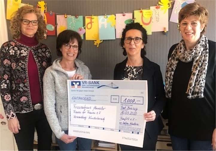 Freuen sich über die Spende (v.l.n.r.): Petra Zieglowski-Becker (Benefitz), Mechthild Frische(Frauen für Frauen e.V.), Heike Kramp(Benefitz), Birgit Kortus(Benefitz). Foto: privat