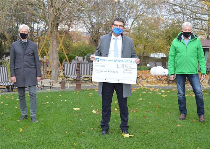 Freuen sich über die Spende von 1.000 Euro der Volksbank RheinAhrEifel eG für die Vor-Tour der Hoffnung 2020: Paul Weber aus dem Vor-Tour der Hoffnung-Team, Oliver Engels, Direktor des Regionalmarktes MayenRhein bei der Volksbank und Gerd Marx, ebenfalls aus dem Vor-Tour-Team (v.l.n.r.). Foto: Stephan Eismann