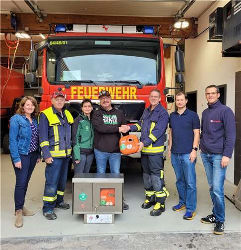 Freuen sich über die Spende (von links): Elke Surges, Beigeordnete der Gemeinde Dernau, Hans-Joachim Marner, Judith und Jürgen Gehring sowie Pierre Sebastian von der Dernauer Wehr, Tim Pistor, Ingo Carnott von den Johannitern. Foto: privat