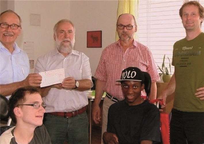 Freuen sich über die Spende: vorne v.l.: Michael Berschbach, Mensah Norris; stehend, v.l.: Hajo Reif, Dr. Alfred Marmann, Hans Thielen, Matthias Blatt. privat