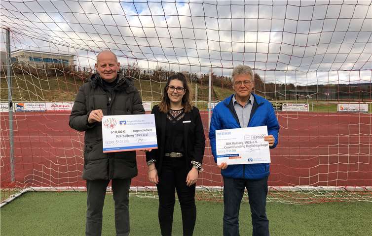 Freuen sich über die Spenden der Volksbank RheinAhrEifel bzw. der Bürgerstiftung der Bank: Hubert Eich, 1. Vorsitzender des DJK Kelberg, Carolin Bernardy, Leiterin der Geschäftsstelle Kelberg und Peter Schneider, stellvertretender Vorsitzender des DJK Kelberg (v.l.n.r.). Foto: privat
