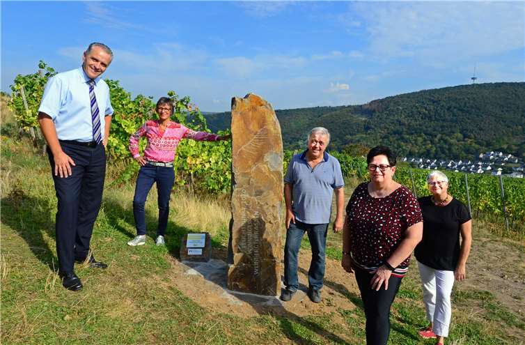 Freuen sich über die Unterstützung der Bürgerstiftung der Volksbank RheinAhrEifel eG für den neu errichteten „Leuchtpunkt Winninger Weinbergterrassen“: Jürgen Jung, Direktor des Regionalmarktes KoblenzMittelrheinMosel (v.li.n.re.), Naturerlebnisbegleiterin Susanne Mölich, Rüdiger Weyh, Bürgermeister Winningen, Michaele Deisen, Leiterin der Filiale Winningen der Volksbank sowie Naturerlebnisbegleiterin Martina Kröber. Foto: Udo Stanzlawski
