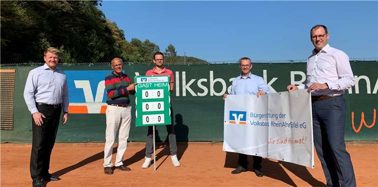 Freuen sich über die Unterstützung der Bürgerstiftung der Volksbank RheinAhrEifel eG in Höhe von 1.050 Euro: Dirk Hedrich, Teamleiter bei der Volksbank RheinAhrEifel, Walter Erben, Vorsitzender des TC Blau-Weiß Bad Breisig, Geschäftsführer Christian Erben, Jörg Girolstein, Leiter der Filiale Bad Breisig der Volksbank und Thomas Theisen, Direktor des Regionalmarktes AhrBrohltal bei der Volksbank (v.. li.).Foto: Volksbank RheinAhrEifel eG