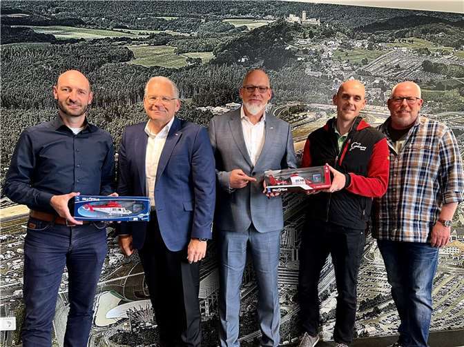 Freuen sich über die Verlängerung ihrer Partnerschaft um weitere 30 Jahre: Ingo Böder, Geschäftsführer Nürburgring 1927 GmbH & Co. KG, die beiden Geschäftsführer der Johanniter Luftrettung, Oliver Meermann und Frank Zabell, Christian Stephani, Geschäftsführer Nürburgring 1927 GmbH & Co. KG sowie Armin Link, Leiter Medical Center Nürburgring (v.l.n.r.).  Foto: Nürburgring